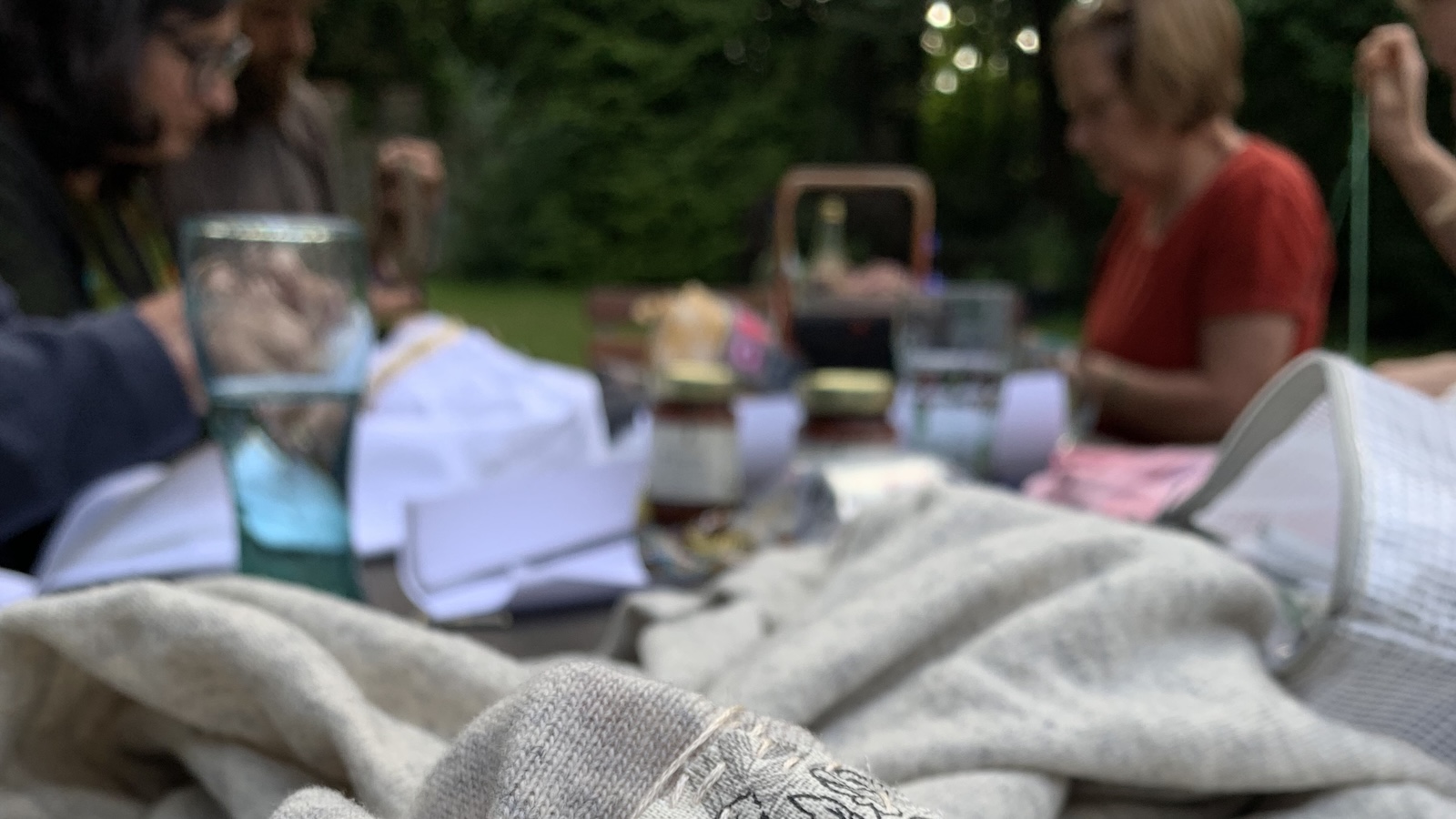 Alte Kleidung neu gestaltet: Upcycling-Kurse im Repair Café Steinheim