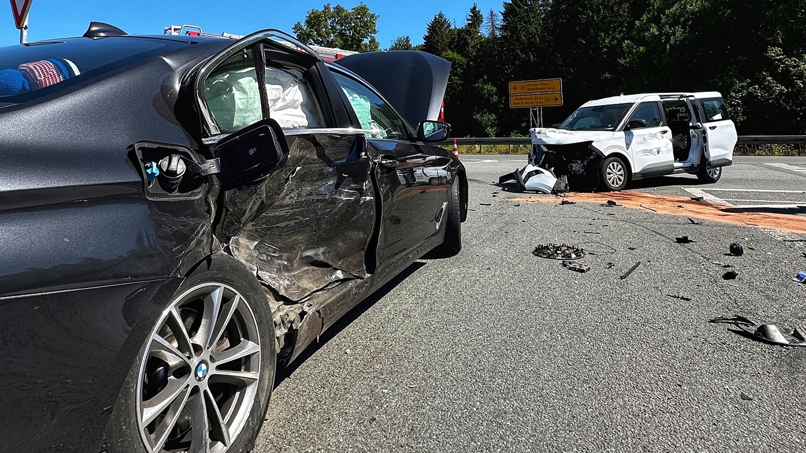 Crash auf der B64 fordert zwei Verletzte – E-Call löst Alarm aus