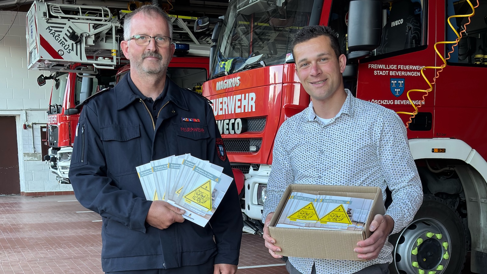 Kleine Aufkleber, große Wirkung: KinderFinder können Leben retten – Feuerwehr Beverungen erhält Spende für Brandschutzerziehung