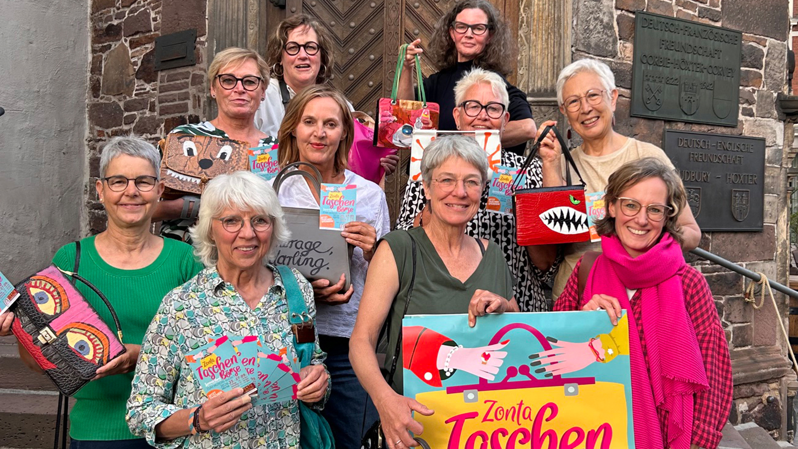 Zonta Club Höxter sammelt Taschen für Börse beim Huxori-Markt im Historischen Rathaus