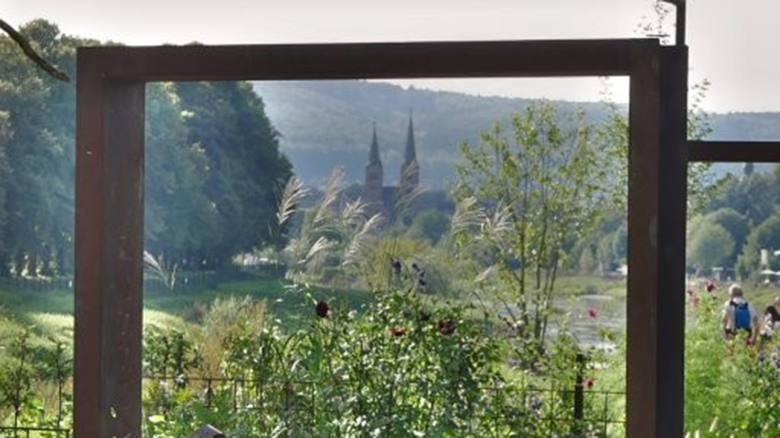 Sommerliche Lesung im Schöpfungsgarten Höxter widmet sich den Elementen Feuer und Wasser