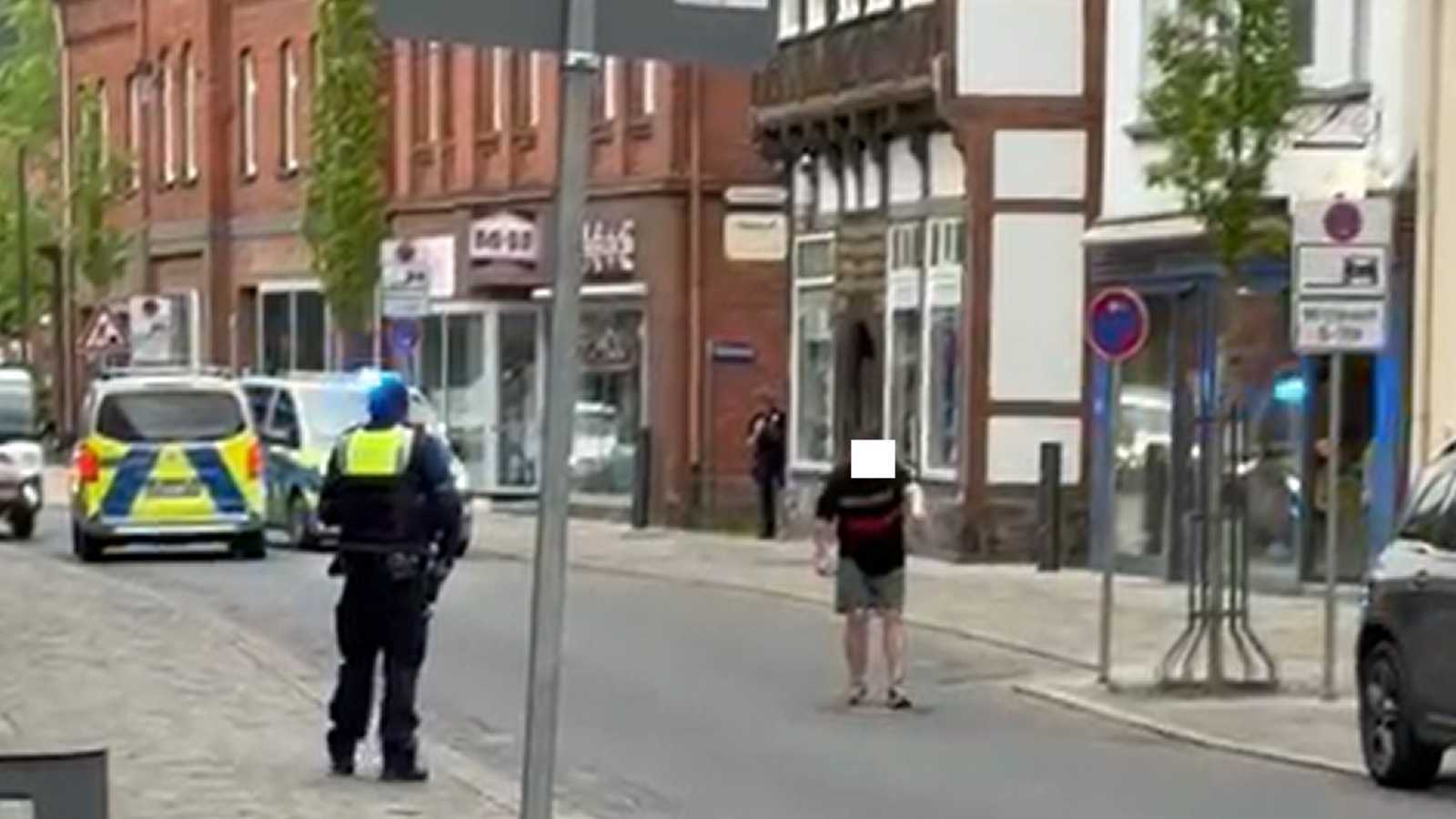 Polizeieinsatz in der Höxteraner Innenstadt: Mann mit Messer sorgt für Aufsehen