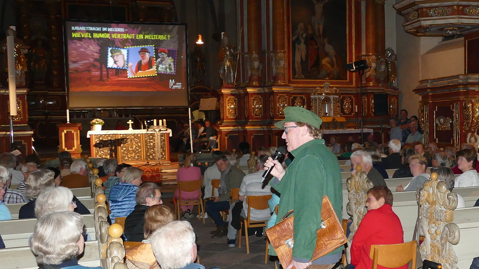 Udo Reineke spricht zu Pfingsten vor der St.-Michaelskapelle über „Die Kirche im Dorf lassen“