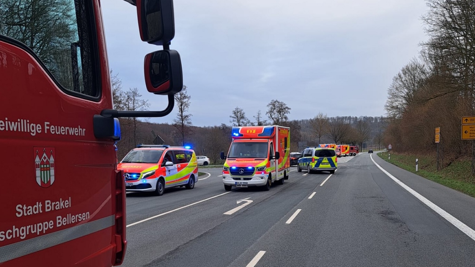 Schwerer Unfall auf der B252 bei Brakel-Bellersen mit vier verletzten Personen