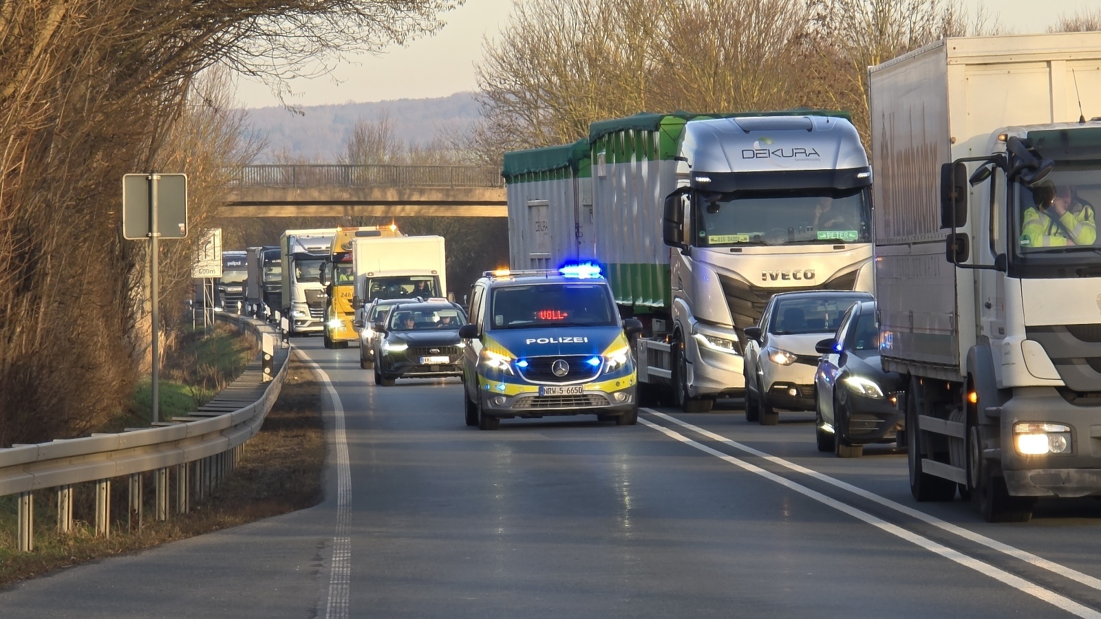 Bundesstraße zeitweise voll gesperrt wegen Entstehungsbrand an einem Traktor