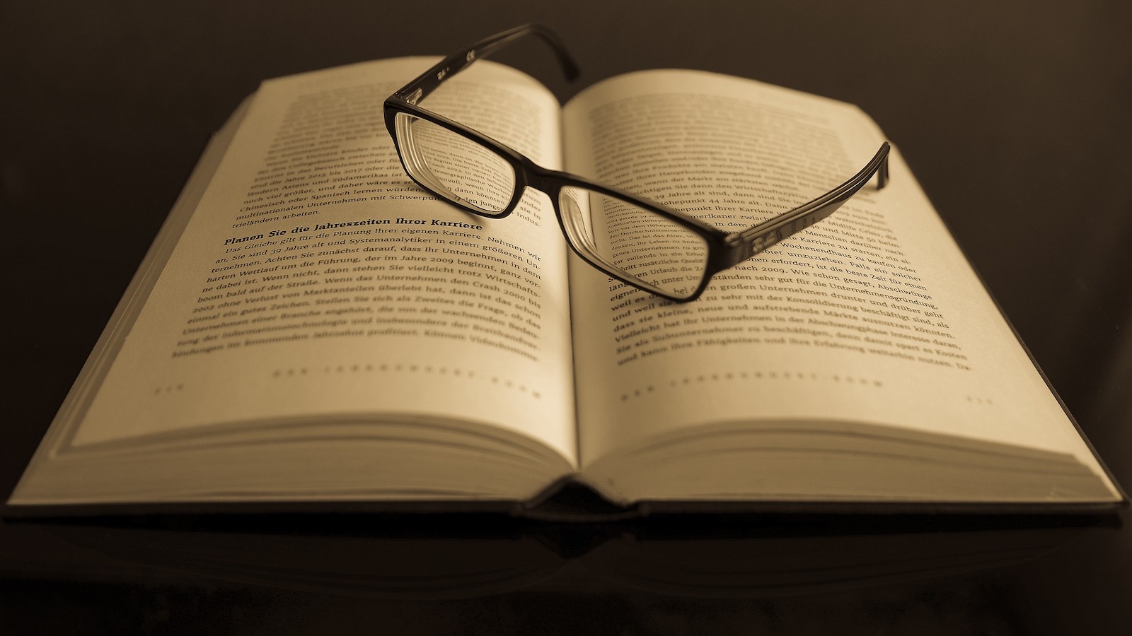 Zwischen Hoffnung und Gefahr: Lesung mit Bildern zeigt Schicksale der Migration eindringlich